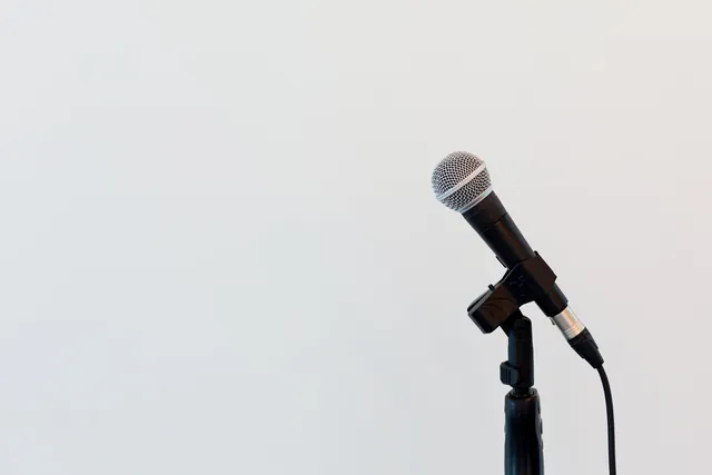 A microphone on a stand ready for a hosted quiz.